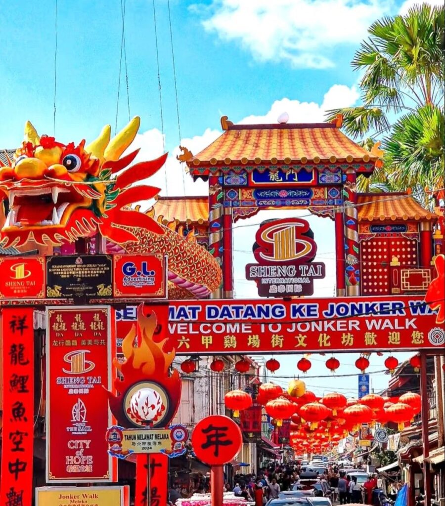 「马六甲鸡场街夜市 Jonker Street，热闹美食与手工艺品集市」