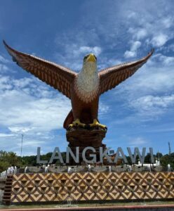 兰卡威巨鹰广场的大老鹰雕像面对大海