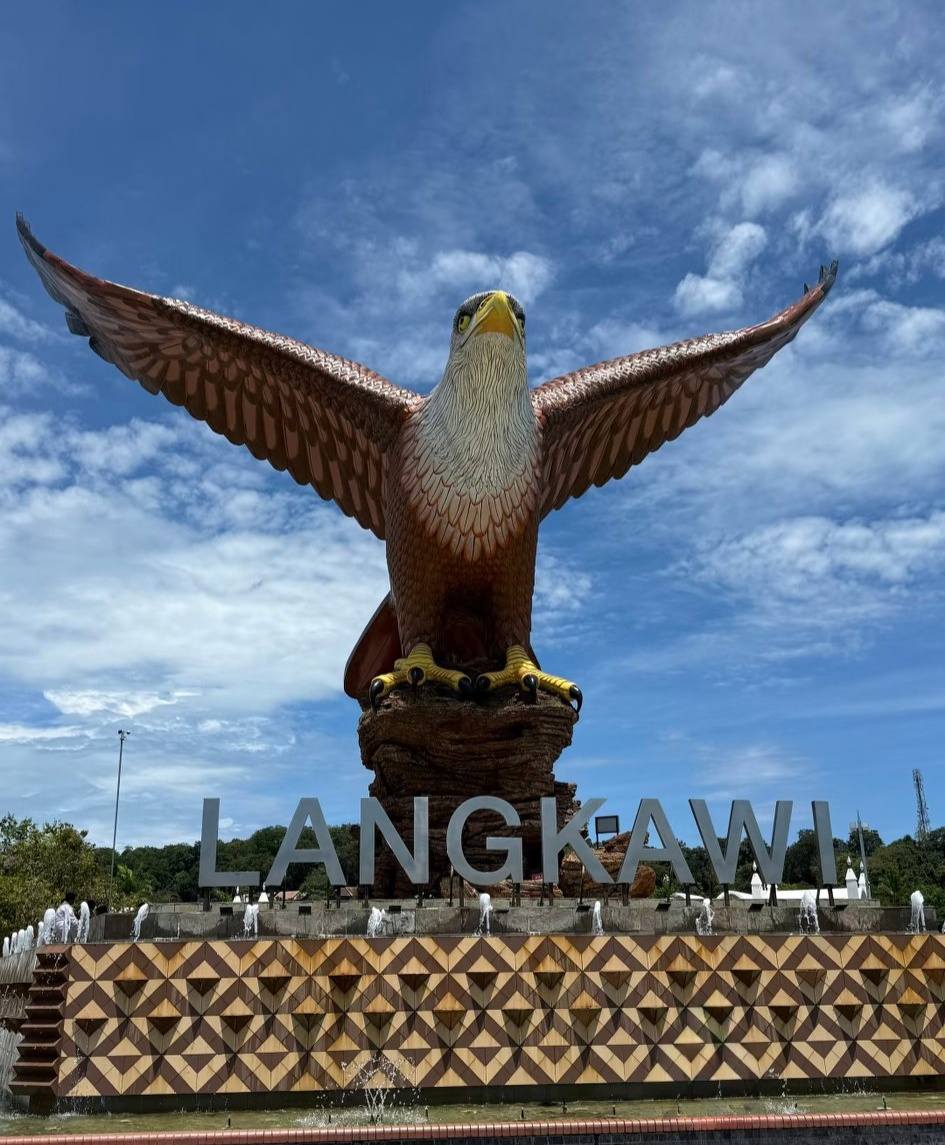 兰卡威巨鹰广场的大老鹰雕像面对大海